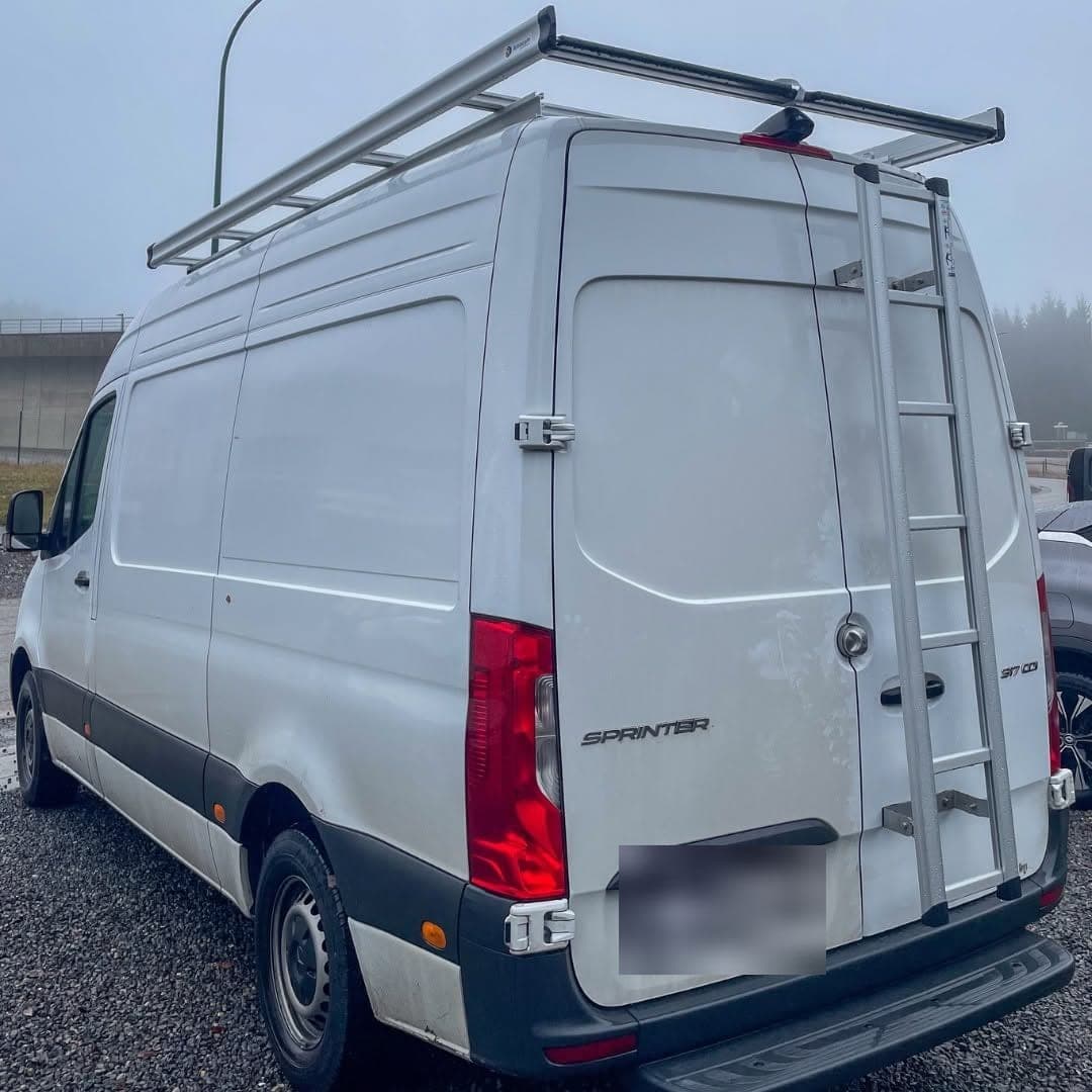 Mercedes Sprinter blanc de Bovy Chauffage vu de l'arrière, galerie de toit et échelle fixée sur la porte arrière