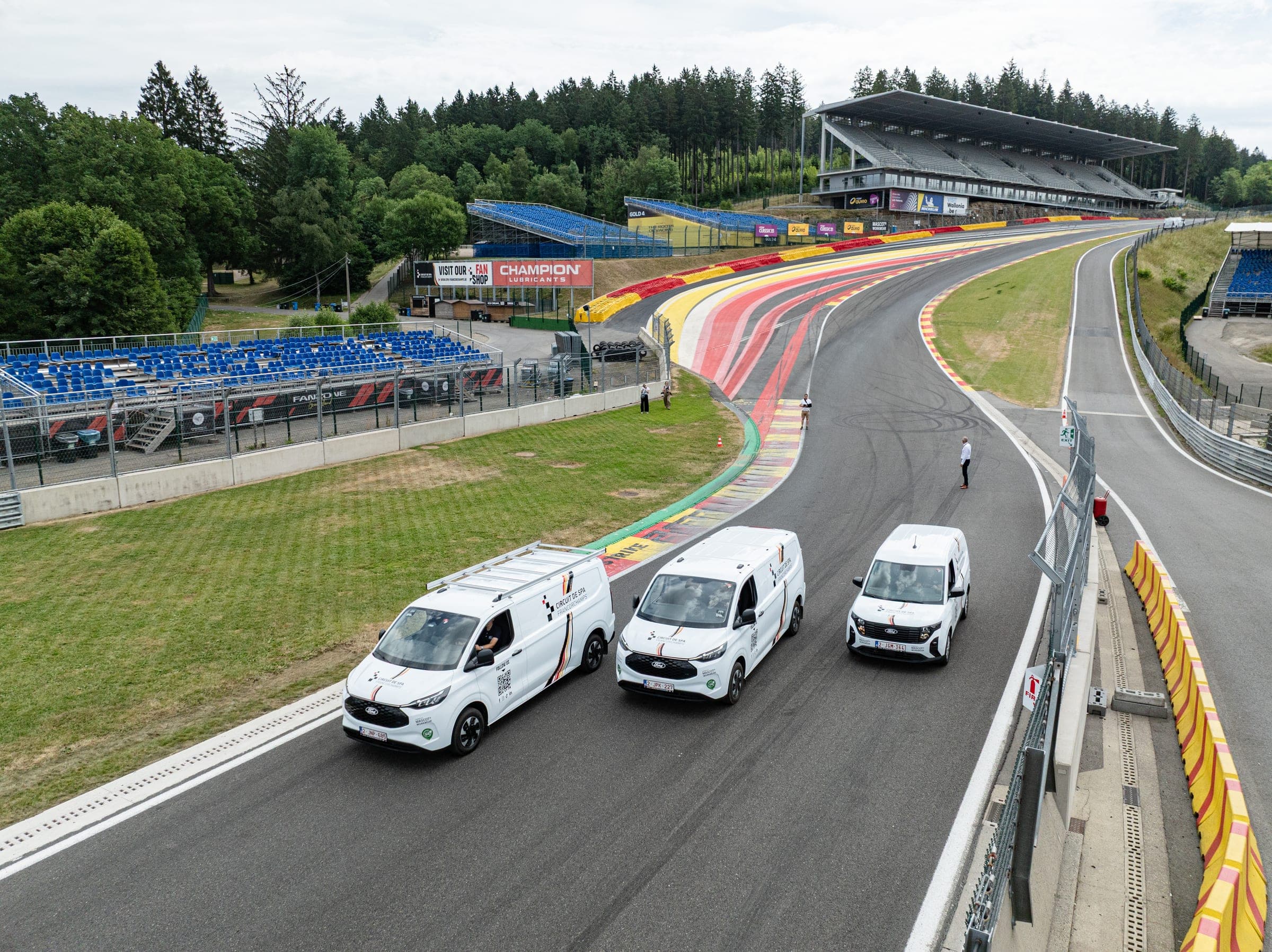 Les trois véhicules d’intervention du circuit de Spa-Francorchamps aménagés par Amecam, vus du ciel