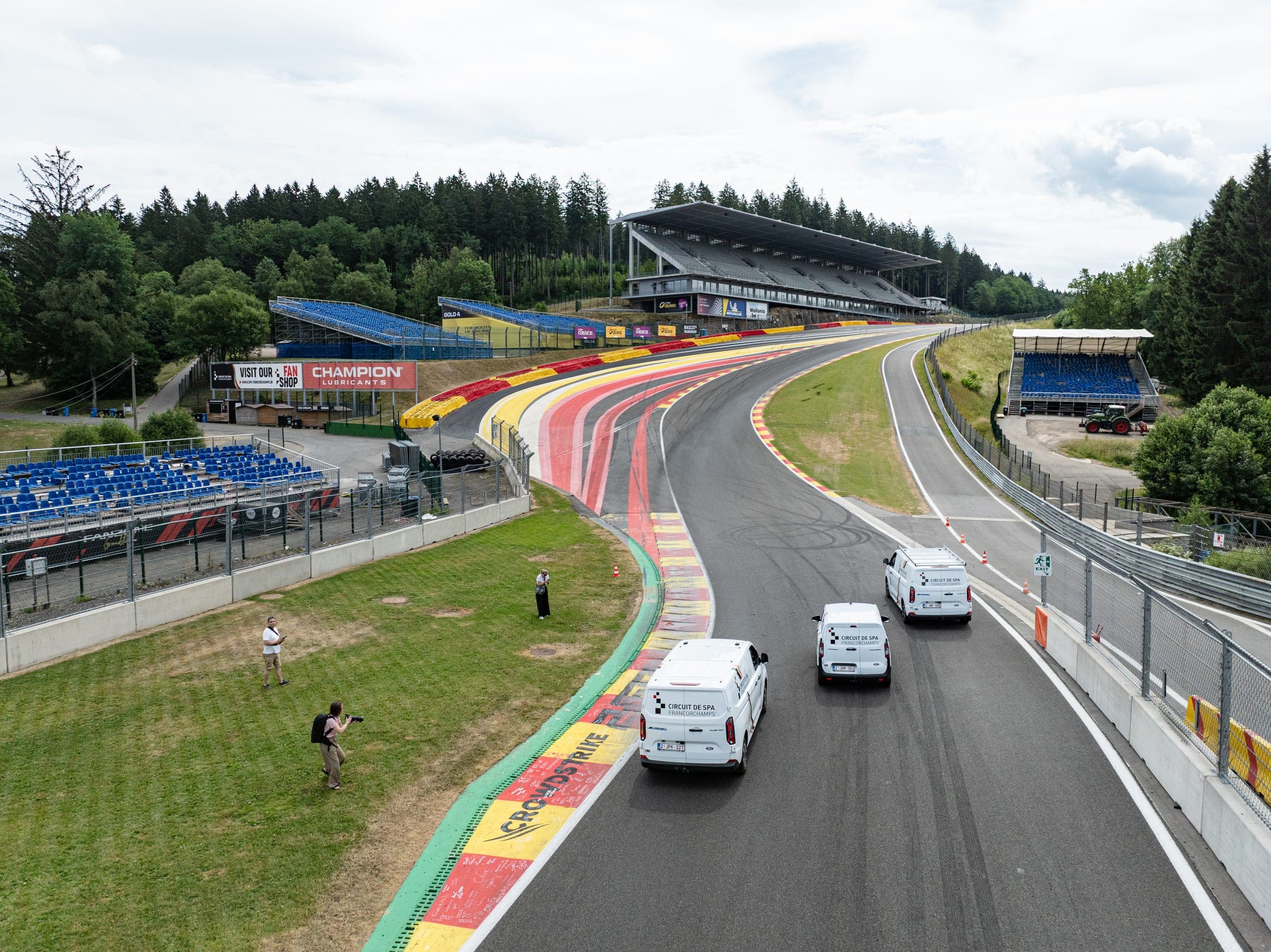 Vue aérienne du circuit de Spa-Francorchamps avec les utilitaires d’intervention aménagés par Amecam