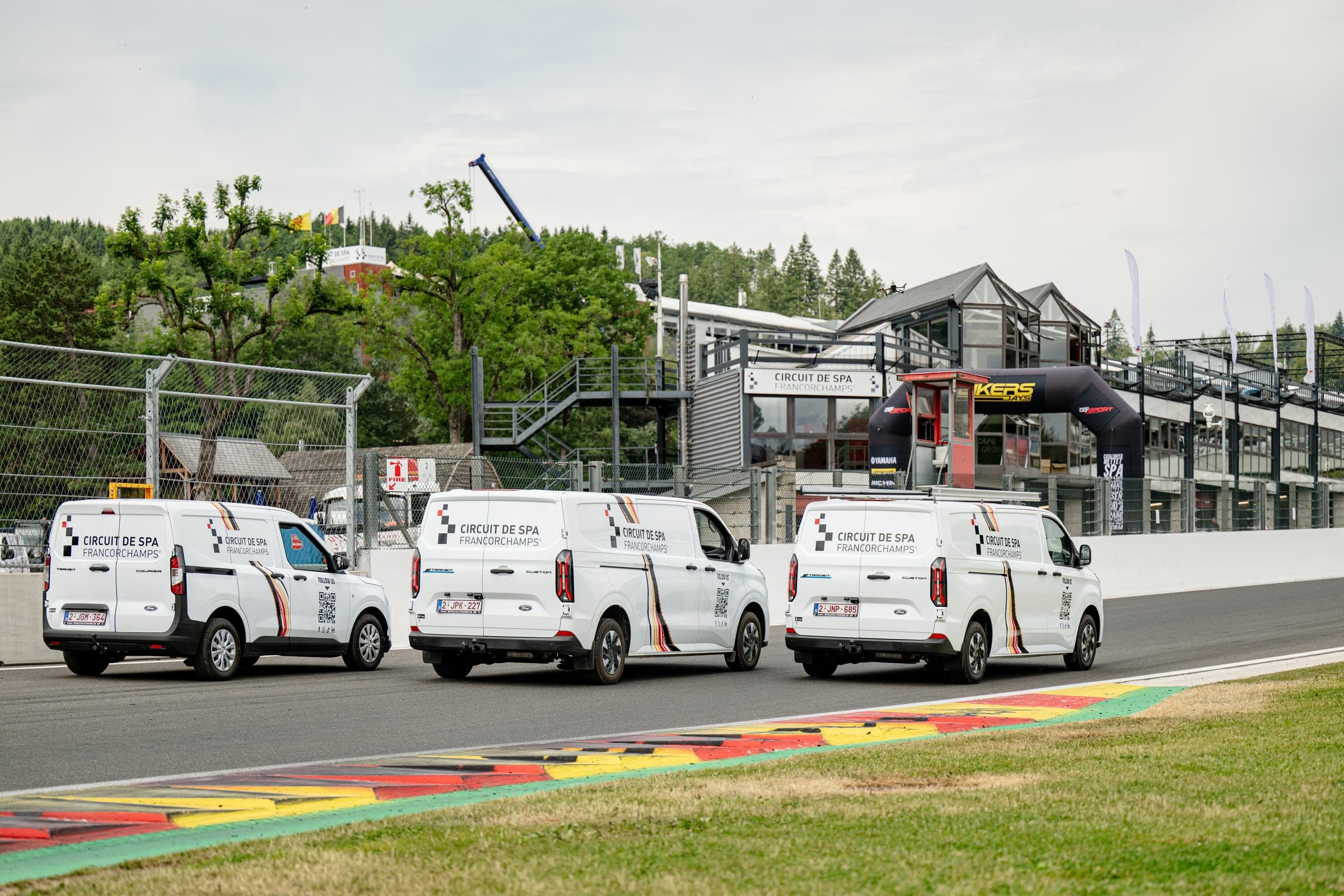 Trois véhicules d’intervention lettrés Circuit de Spa-Francorchamps, aménagés par Amecam, en bord de piste