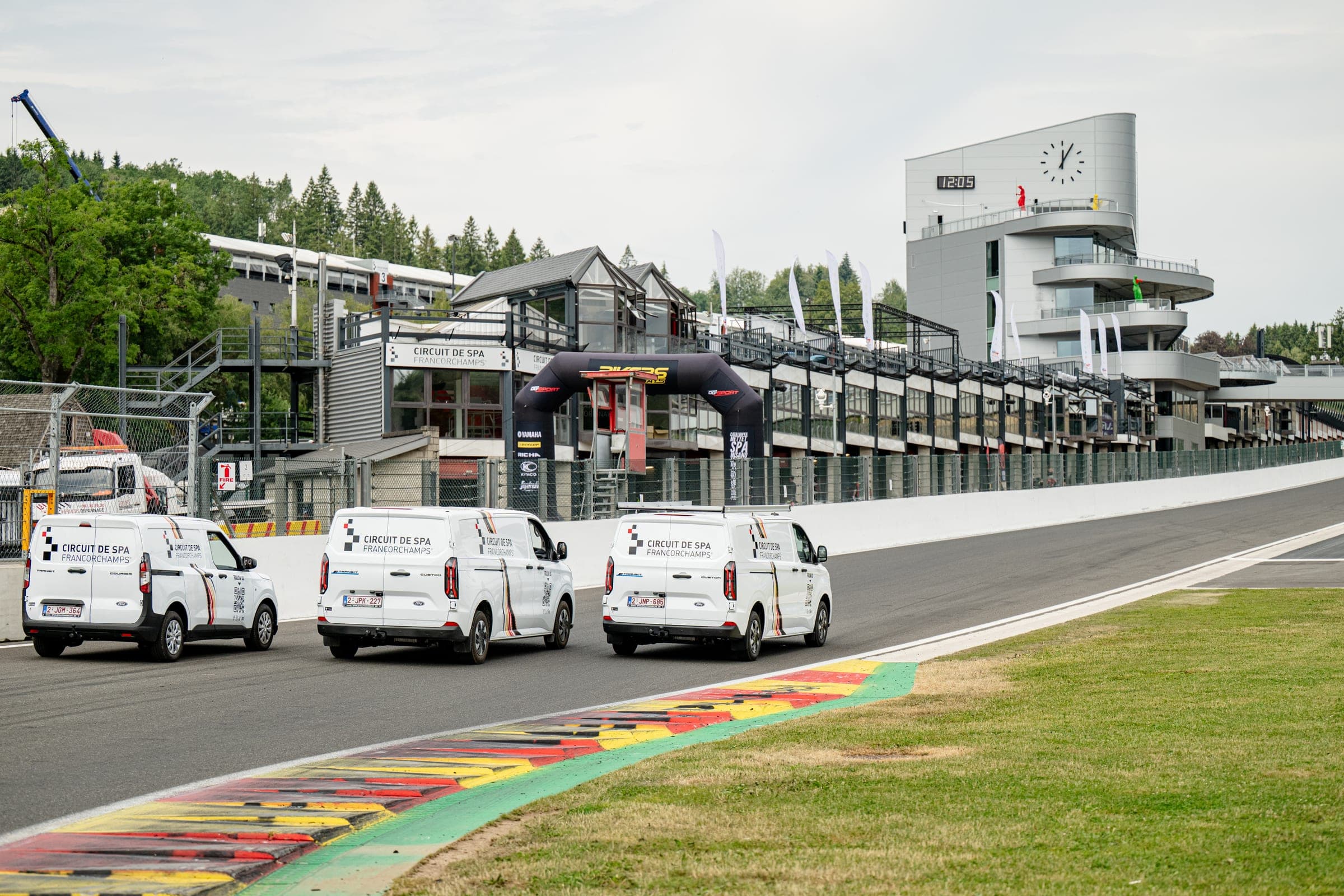 Les véhicules d’intervention du circuit de Spa-Francorchamps alignés devant les stands