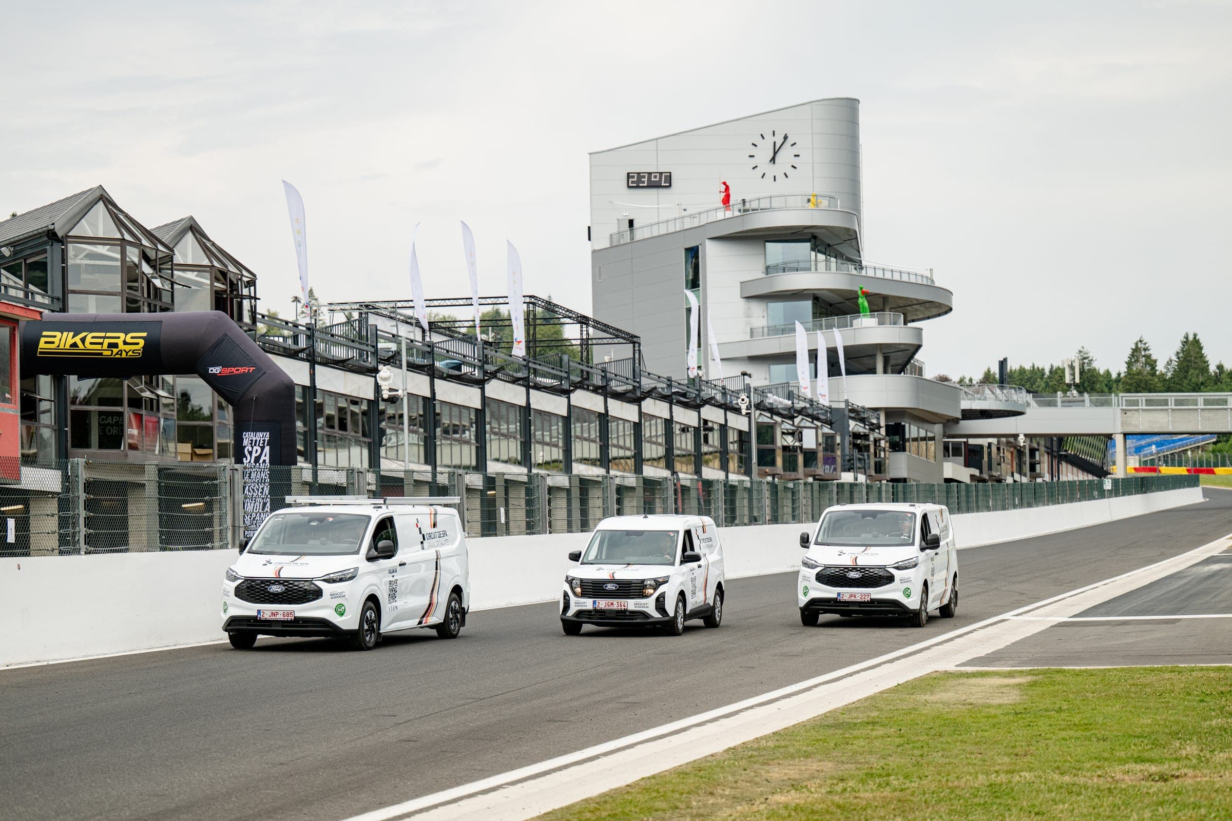 Trois utilitaires Ford aménagés par Amecam sur la ligne des stands du circuit de Spa-Francorchamps