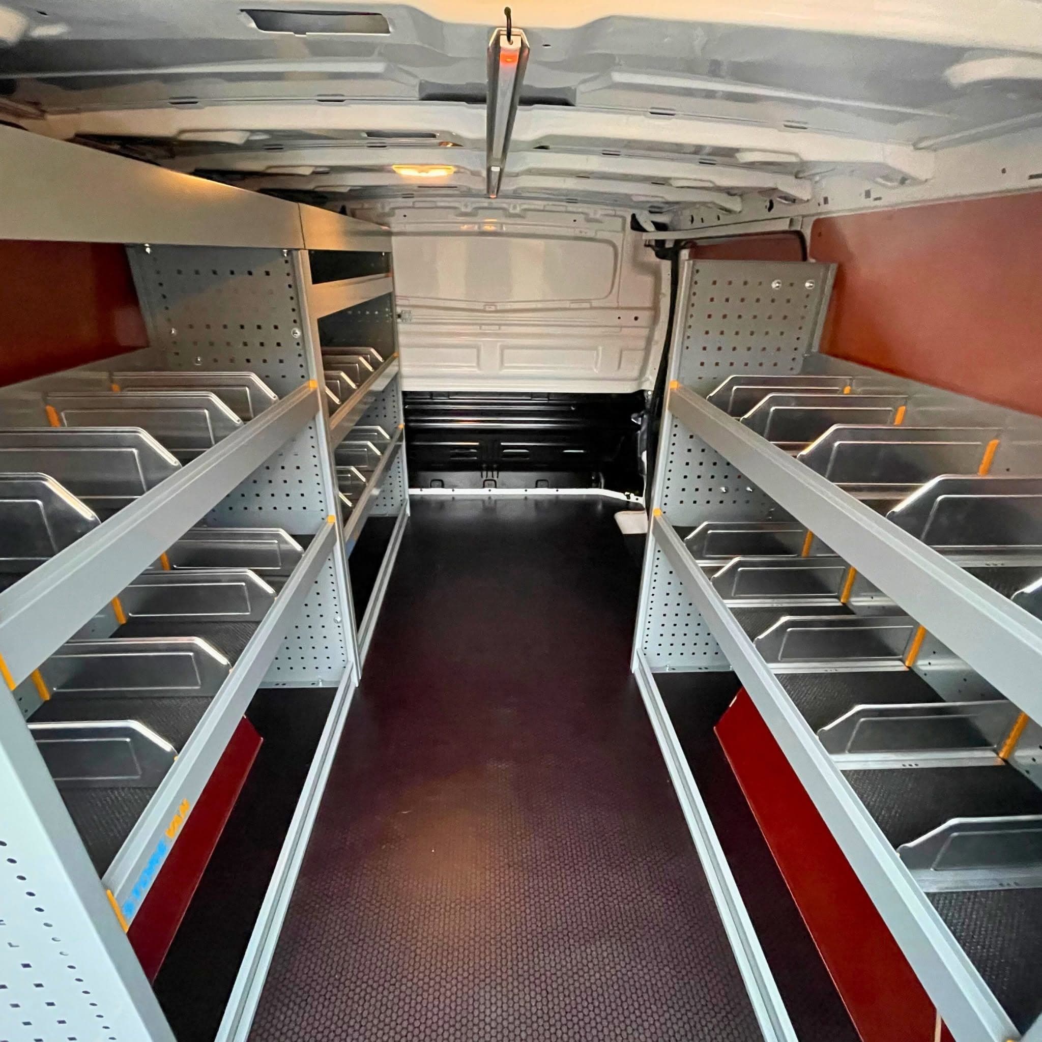 Rayonnages Store Van du Renault Trafic d'ATI, étagères à séparateurs métalliques des deux côtés de l'allée centrale