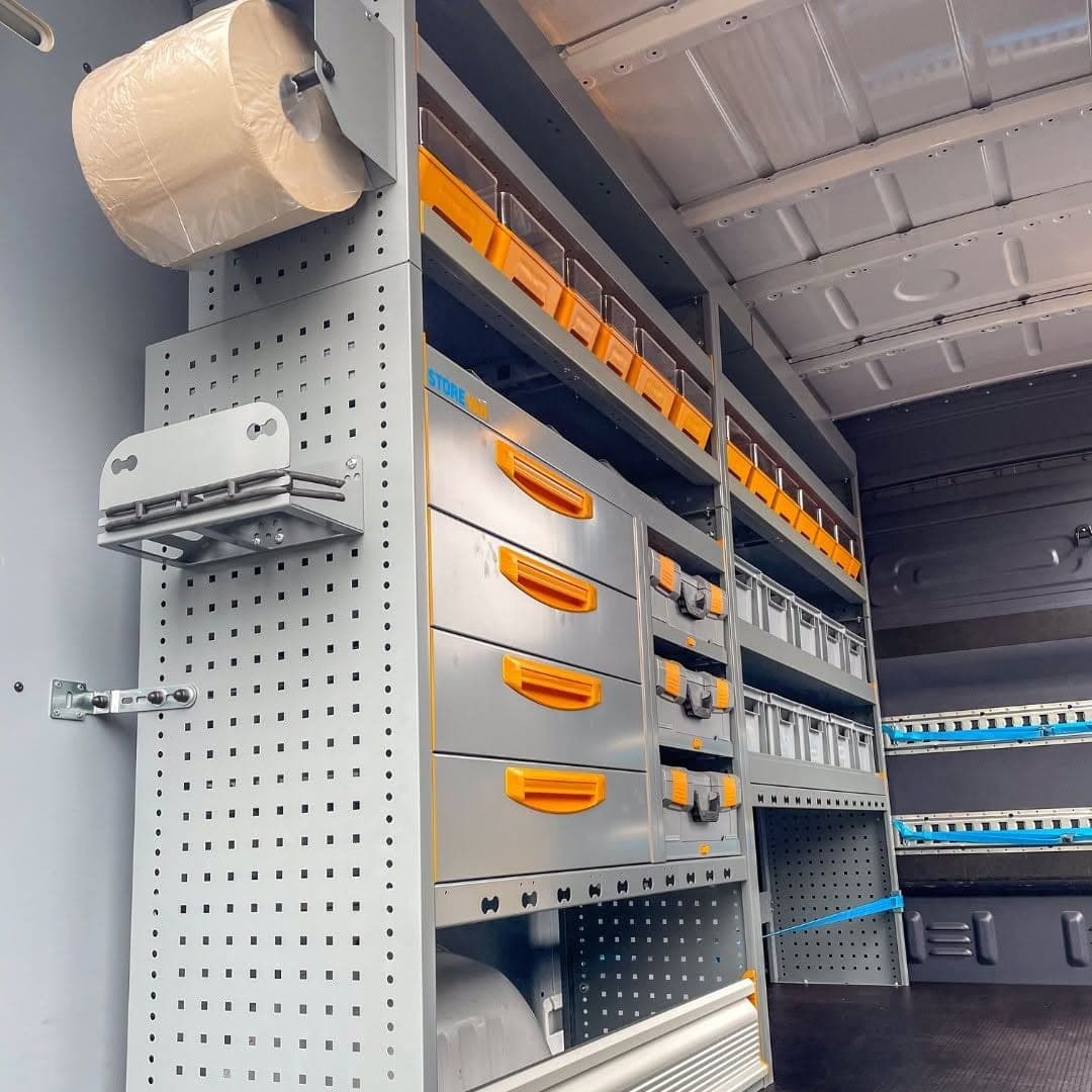 Rayonnage Store Van de Bovy Chauffage, support de rouleau de papier, bloc de tiroirs orange et coffrets de petites pièces
