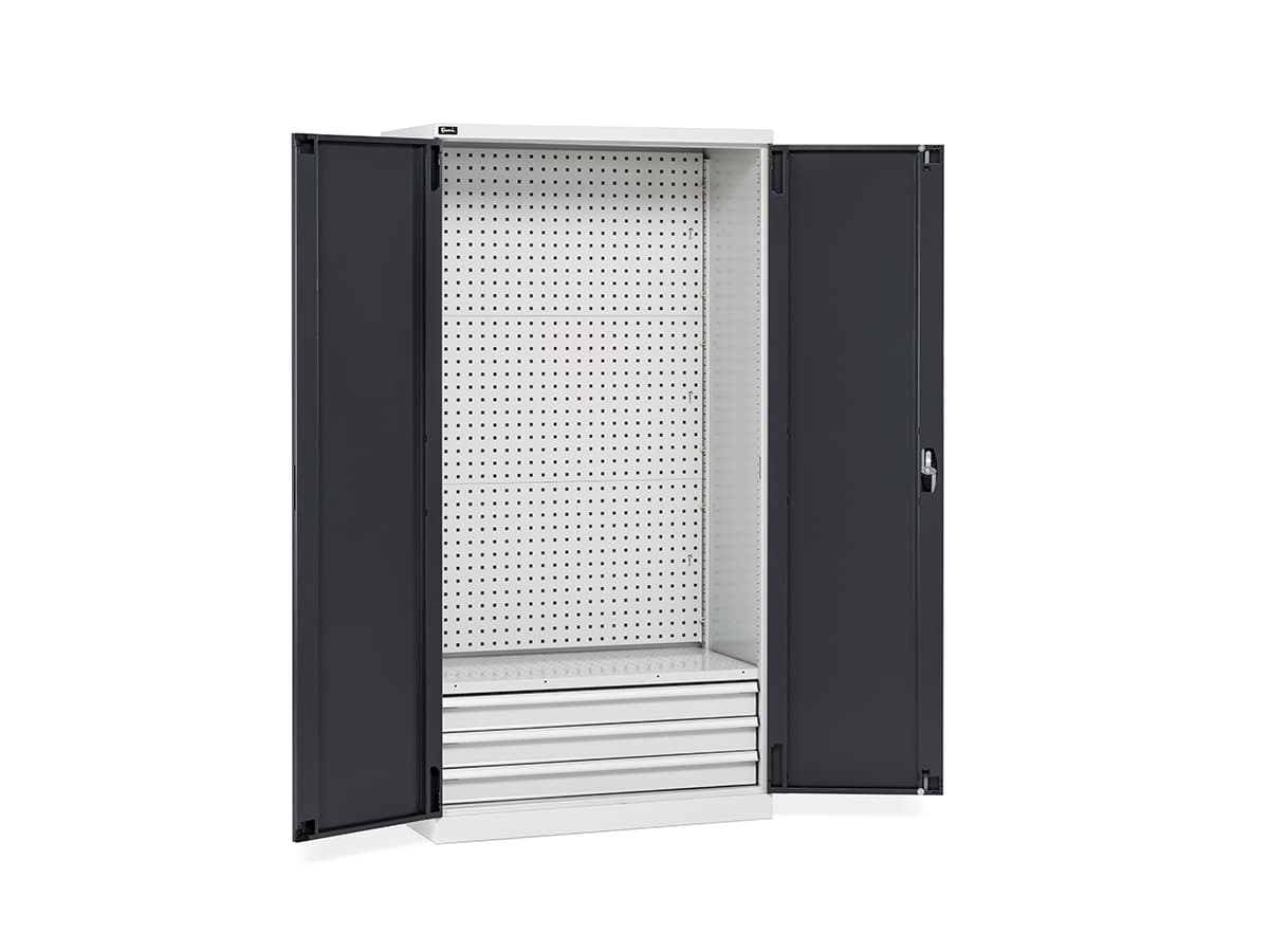 Armoire FAMI Garage à portes battantes, ouverte sur un panneau perforé pleine hauteur et un bloc de quatre tiroirs