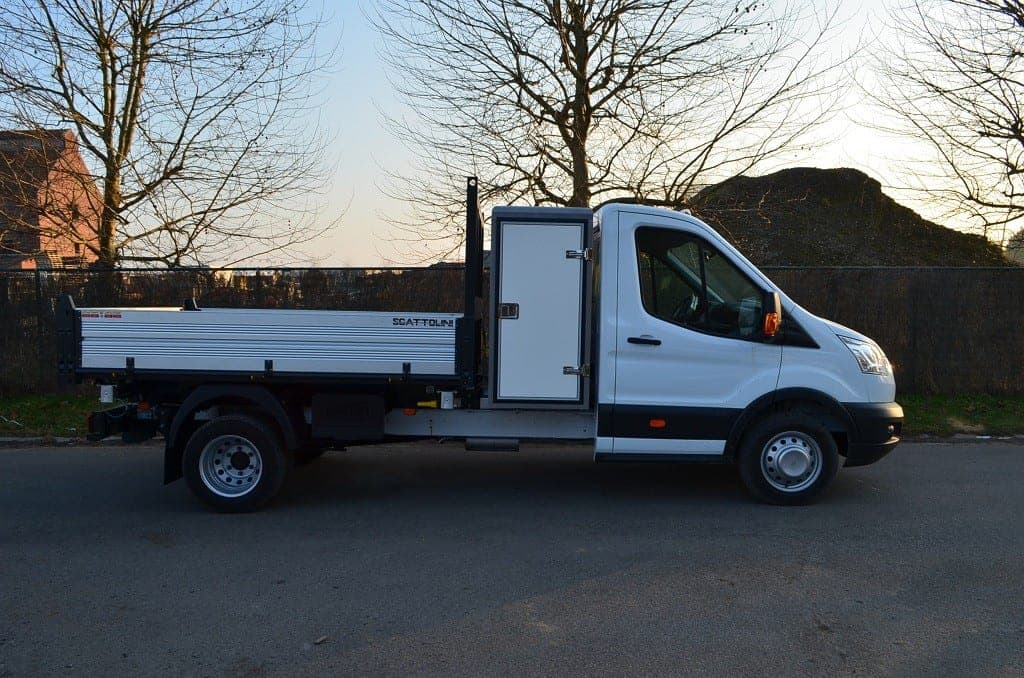 Ford Transit équipé d’une benne basculante et d’un coffre à outils derrière la cabine, vue de profil droit