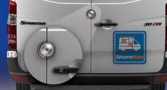 Boule de sécurité en inox posée sur la porte arrière d’un Mercedes Sprinter équipé Store Van