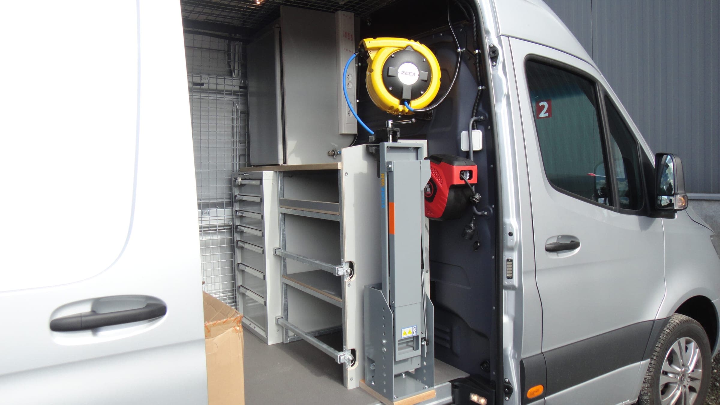 Fourgon Sprinter d’assistance porte ouverte : enrouleur jaune, étagères et poste de soudure embarqué