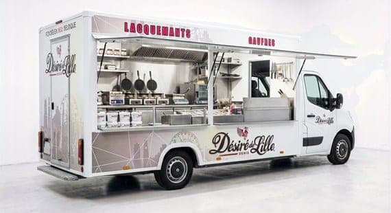 Cellule food truck Désiré de Lille vue de profil, auvent relevé sur la cuisine inox et le comptoir de service