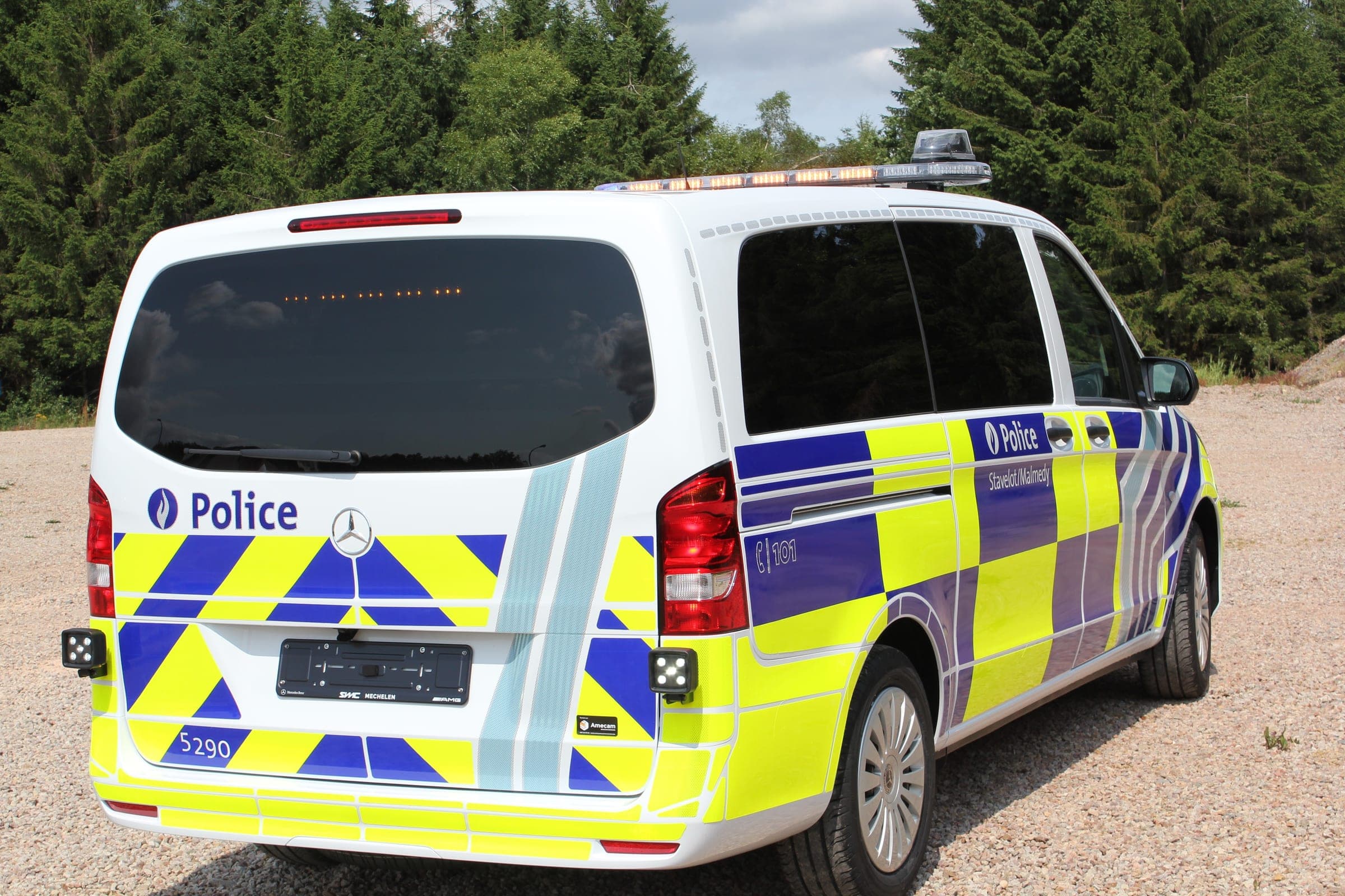 Mercedes Vito de police vu de trois quarts arrière gauche, marquage rétroréfléchissant sur toute la longueur