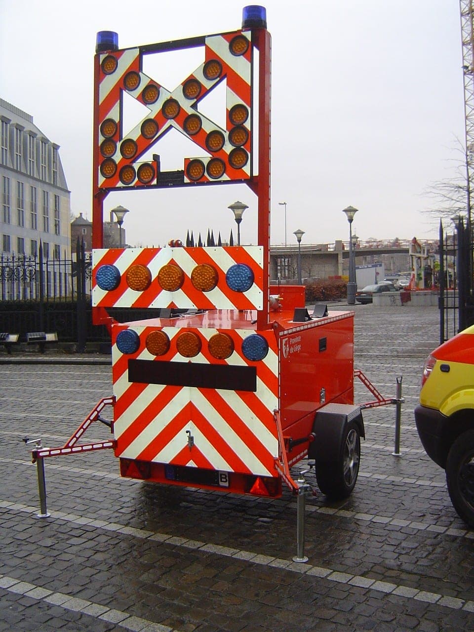 Remorque de signalisation de secours avec flèche lumineuse et panneaux rétroréfléchissants, déployée en ville