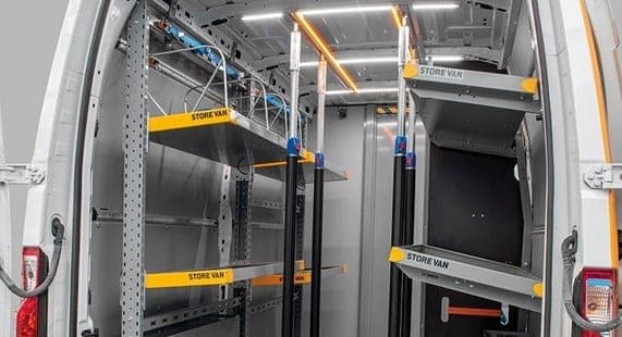 Rayonnage de fourgon sur deux niveaux avec barres de calage verticales, bloc de tiroirs et bandeau LED
