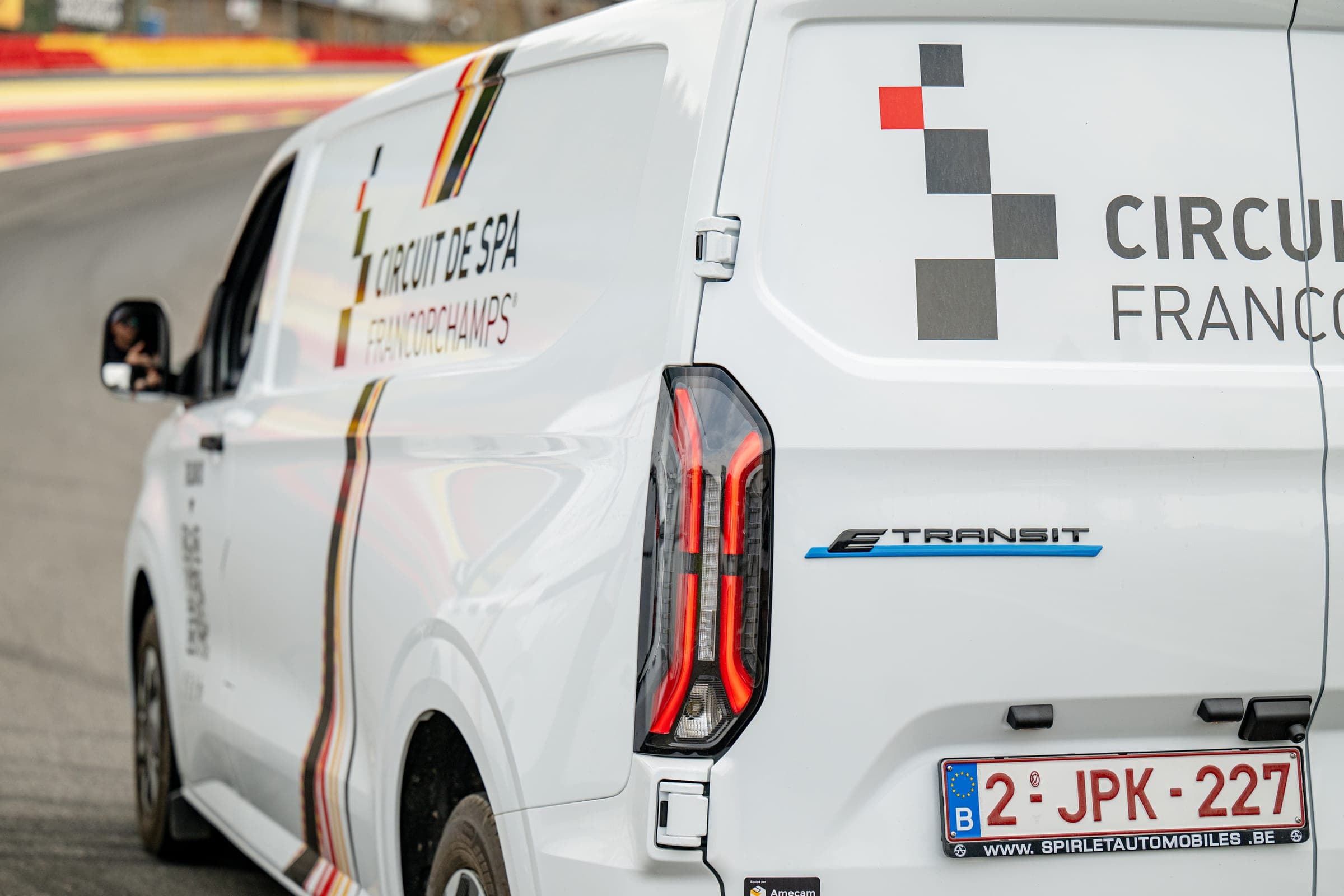 Détail du lettrage Circuit de Spa-Francorchamps à l’arrière d’un Ford E-Transit Custom électrique