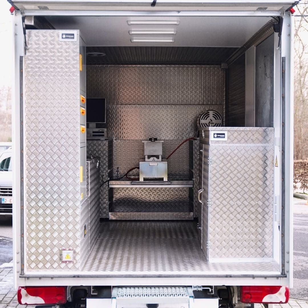 Cellule de formation MD Safety vue de l'arrière, sol et parois en tôle aluminium larmée, meubles en aluminium de chaque côté et simulateur de départ de feu au fond
