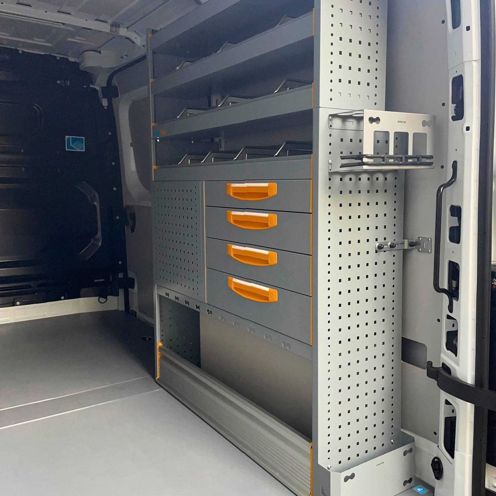 Bloc de tiroirs Store Van et support de cartouches fixé sur le montant perforé, dans l'utilitaire d'Olsen Engineering