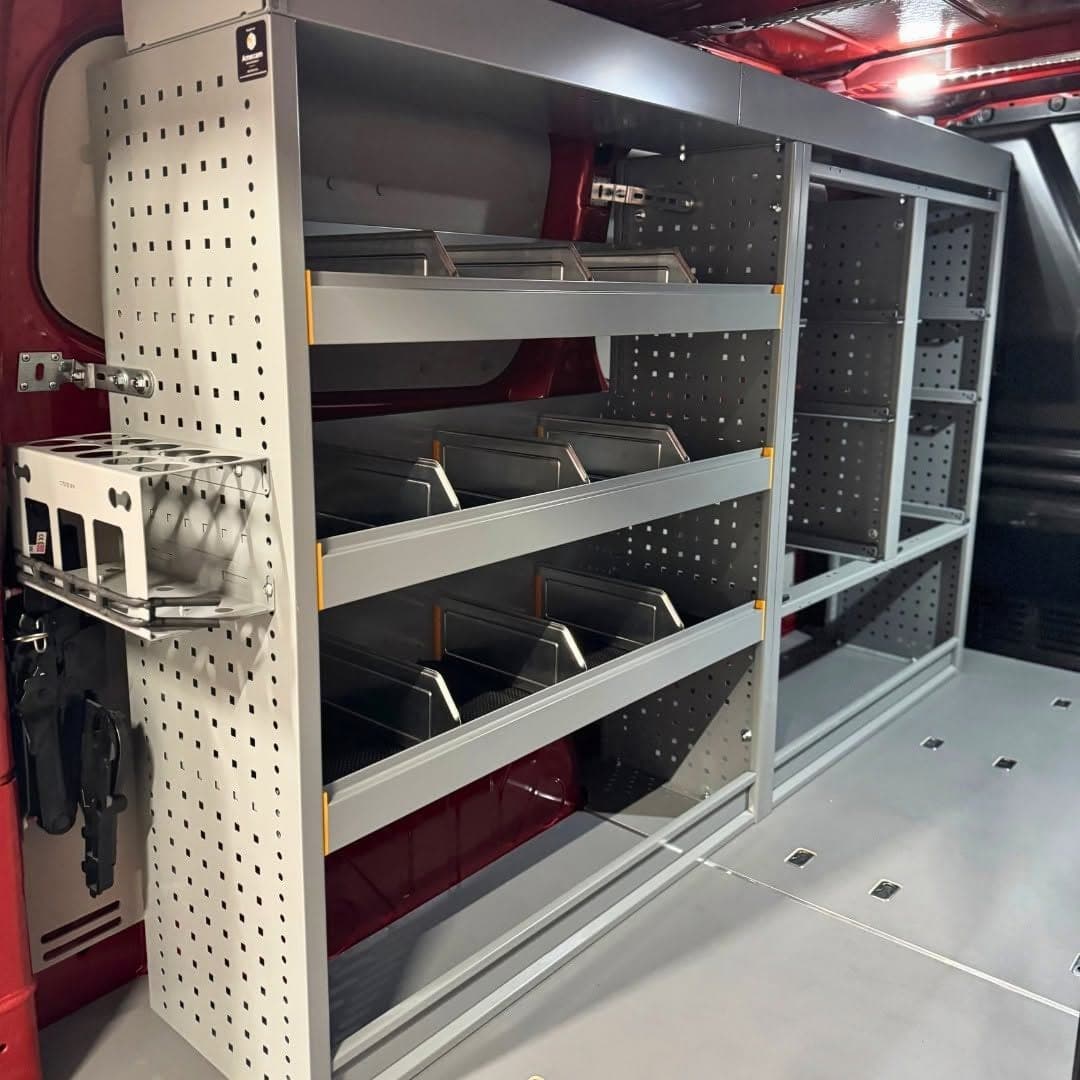 Rayonnage Store Van de la Menuiserie Christophe Paquay, étagères à séparateurs métalliques, casiers et support de tubes fixé sur le montant perforé