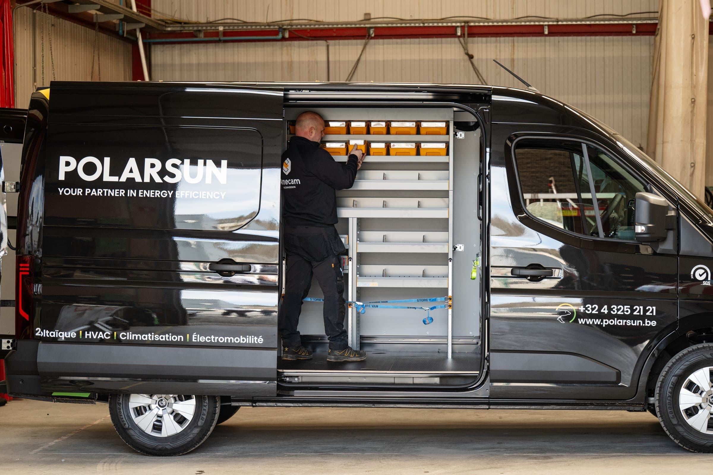 Renault Master Polarsun, porte latérale ouverte sur son rayonnage, à l’atelier Amecam